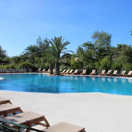 T2 Avec Terrasse Et Parking A Deux Pas De La Aux Issambres - Fr-1-768-122 شقة *