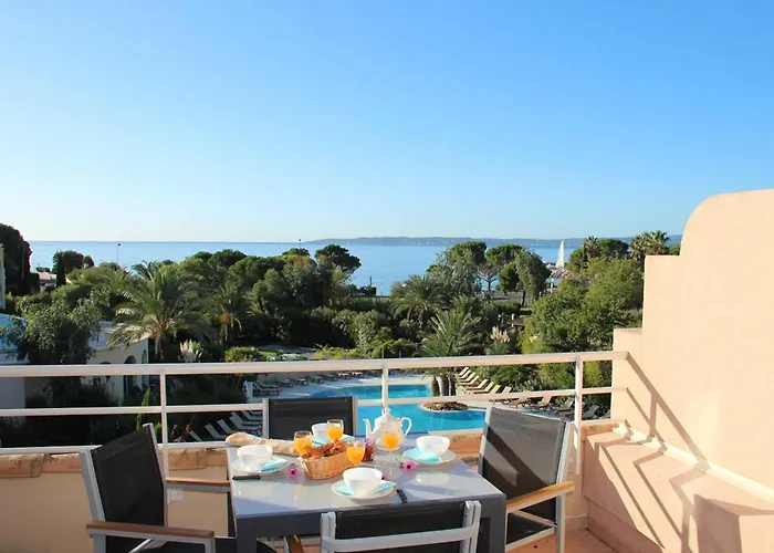 T2 Avec Terrasse Et Parking A Deux Pas De La Aux Issambres - Fr-1-768-122 *
